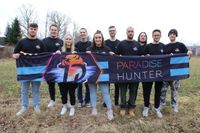 Gruppenbild Paradise Hunter mit Banner